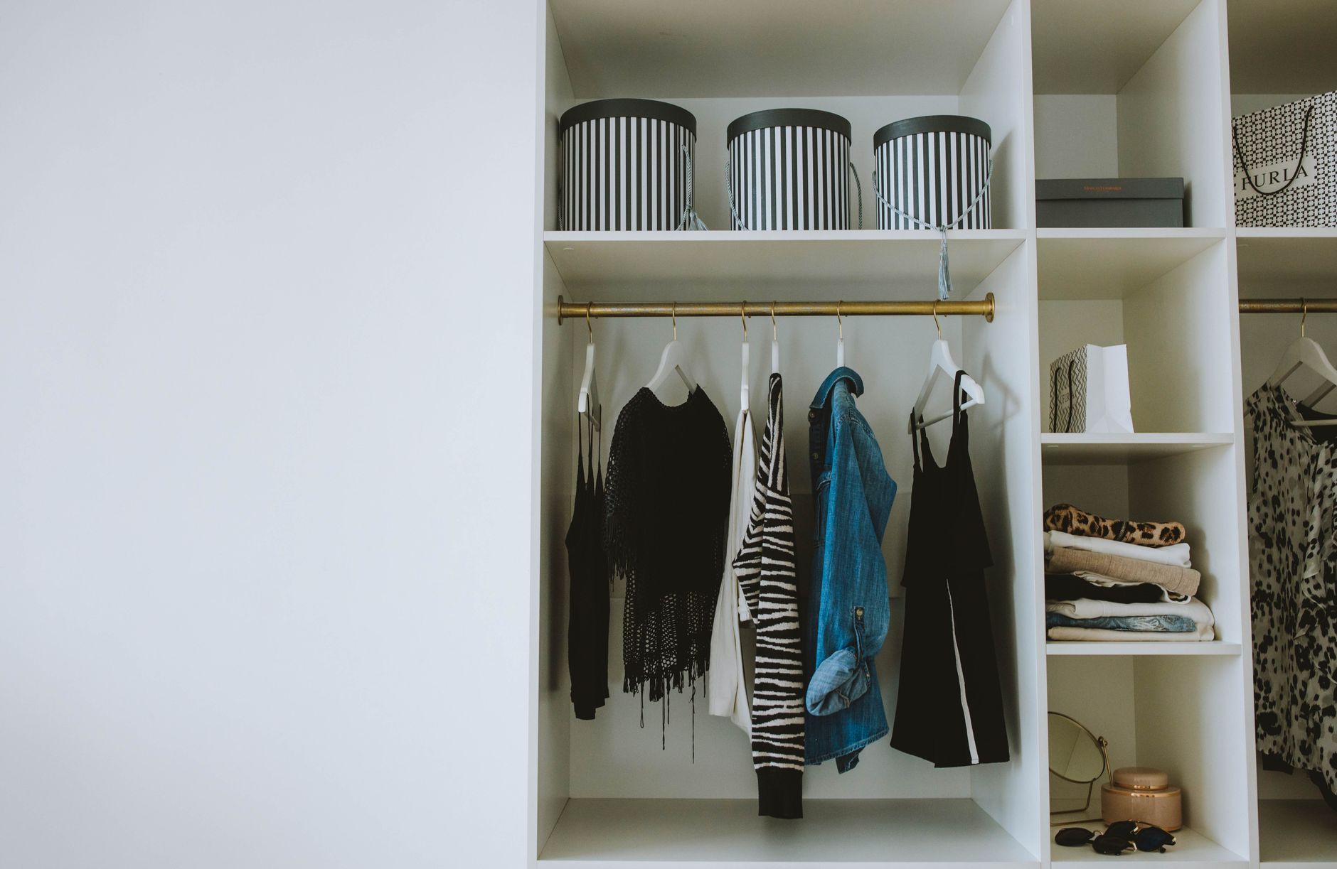 Uniforme, ruimtebesparende hangers — voorbeeldfoto ter illustratie