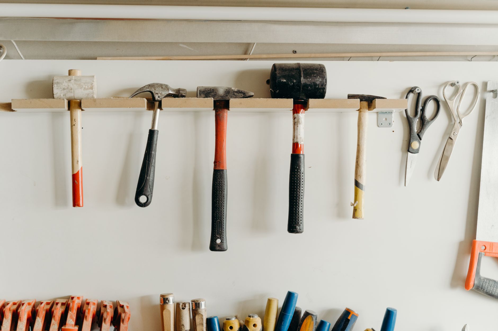 Wandsysteem / haken voor gereedschap — voorbeeldfoto ter illustratie