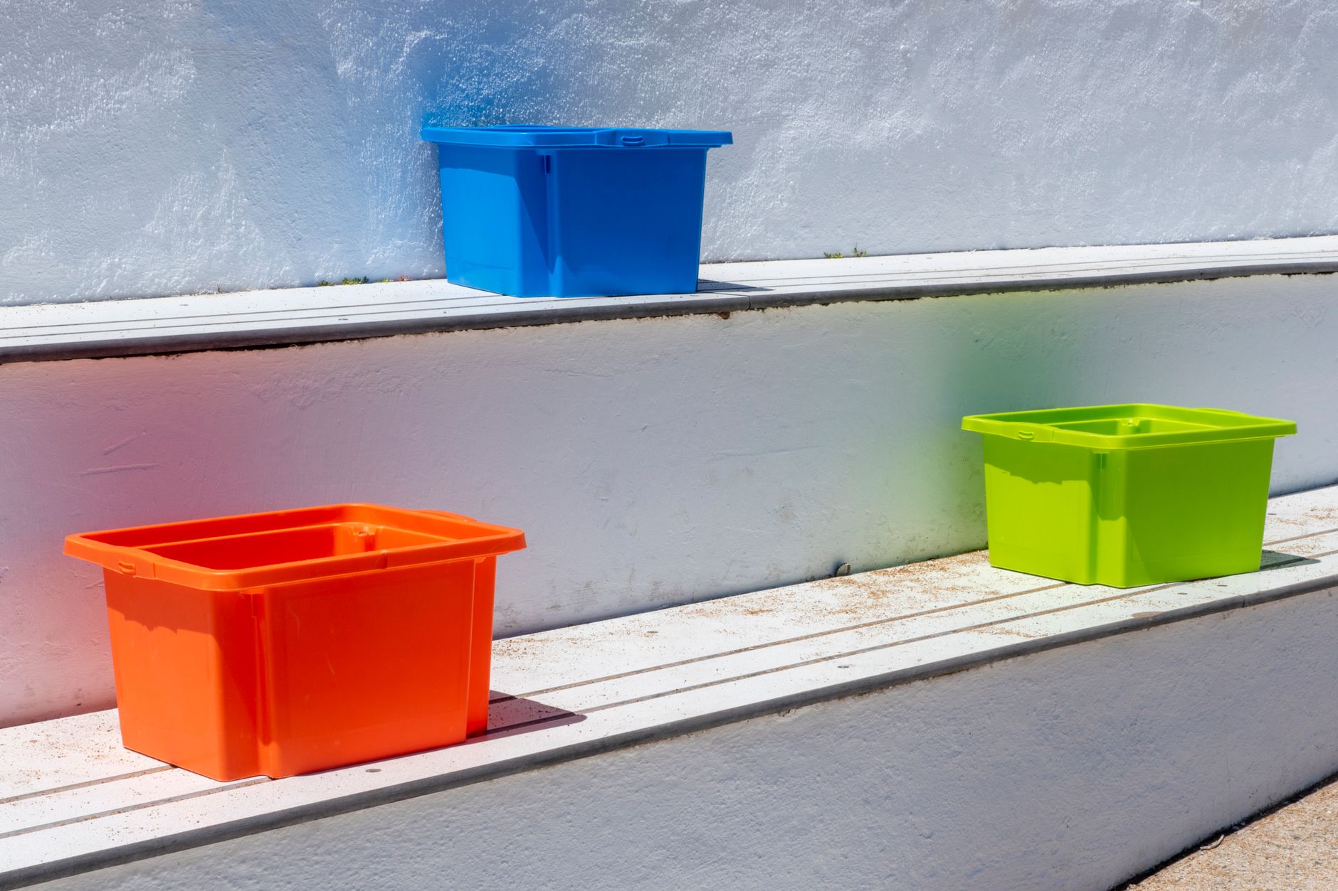 Weerbestendige stapelboxen — voorbeeldfoto ter illustratie