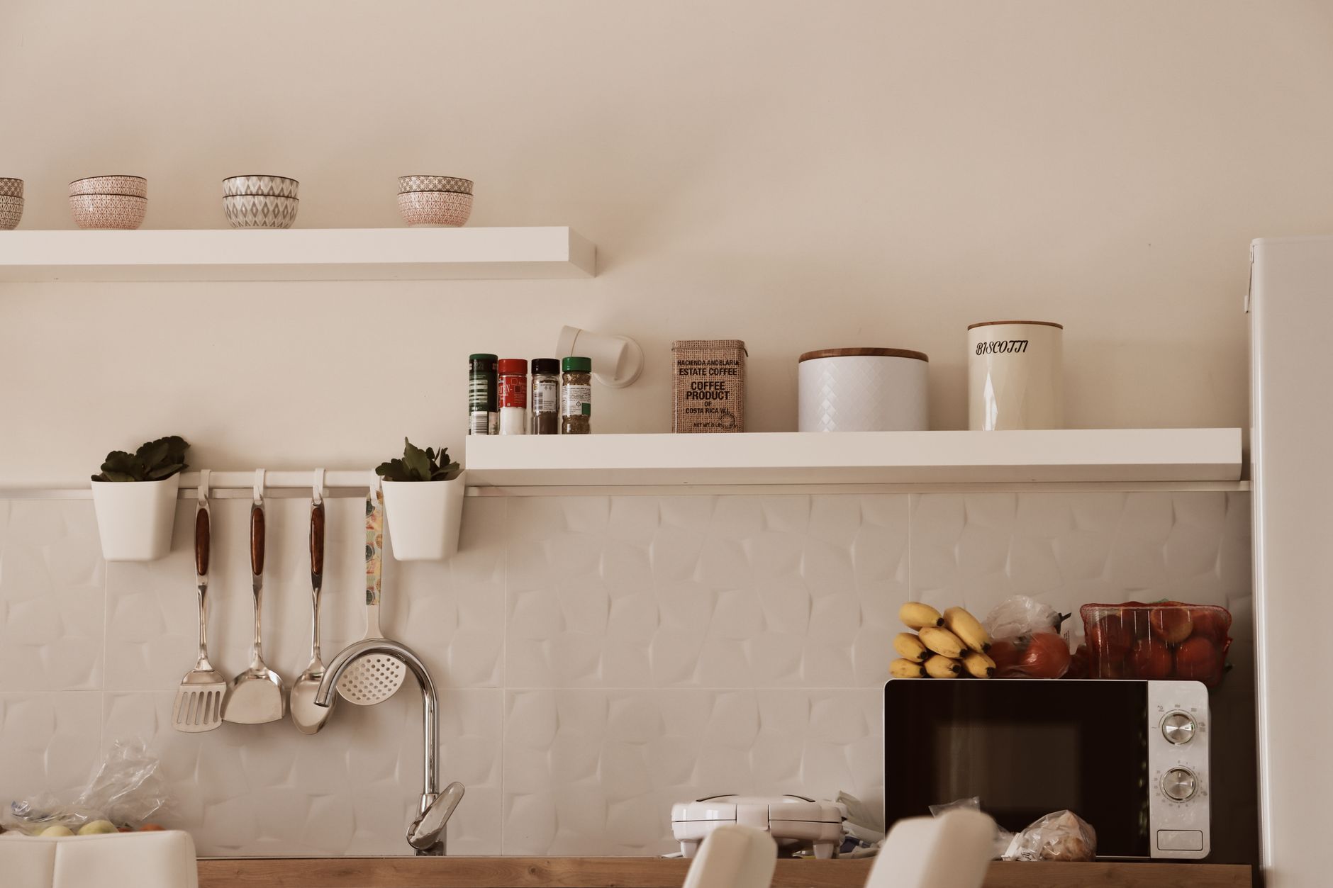 Overzichtelijke keuken — illustratie bij "Checklist: keuken en voorraadkast ordenen"