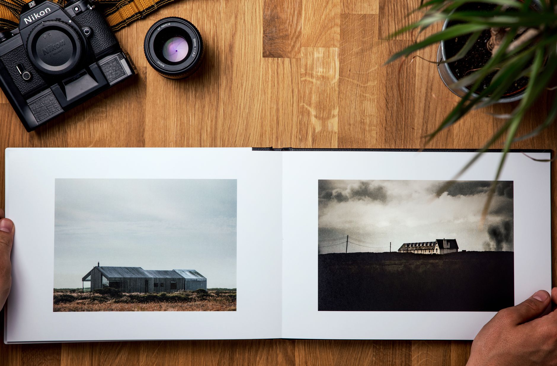 Een opgeruimd fotoalbum en herinneringsbox op een tafel, met persoonlijke foto's en herinneringen.