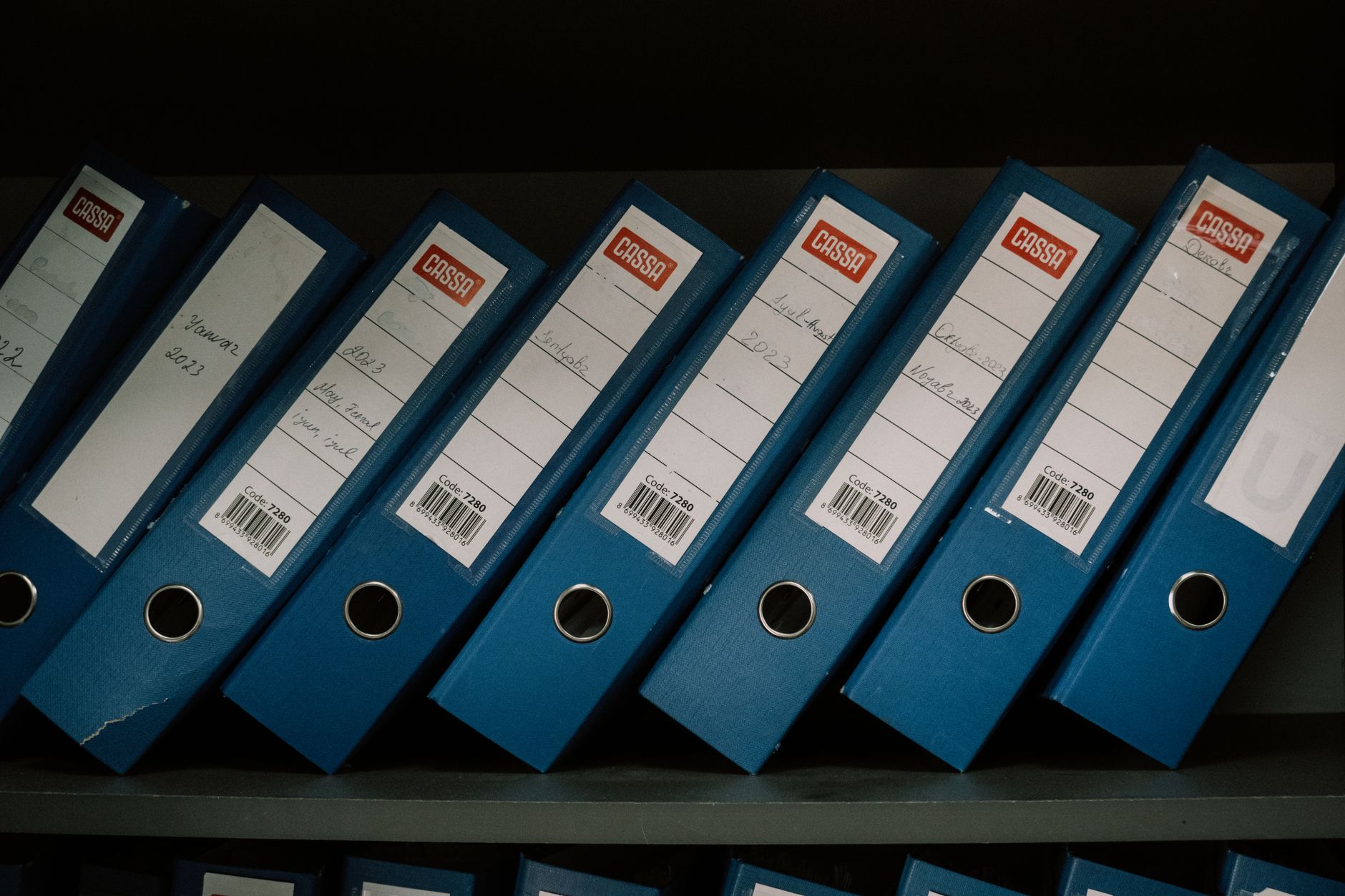 Een nette en georganiseerde administratie met verzekerings- en financiële documenten.